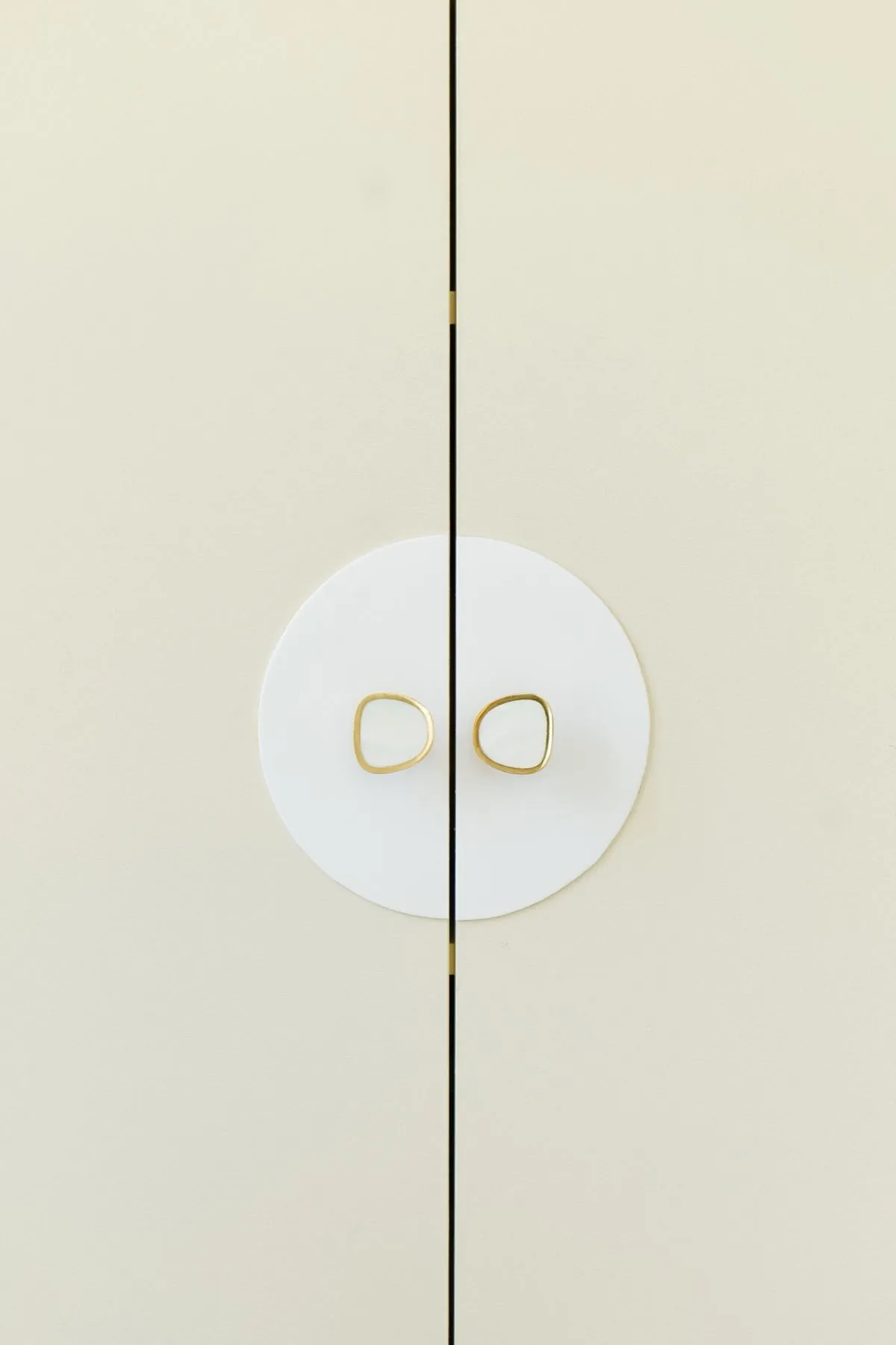 Carnot — détail de poignée de porte laiton sur menuiserie blanche, Atelier Nola