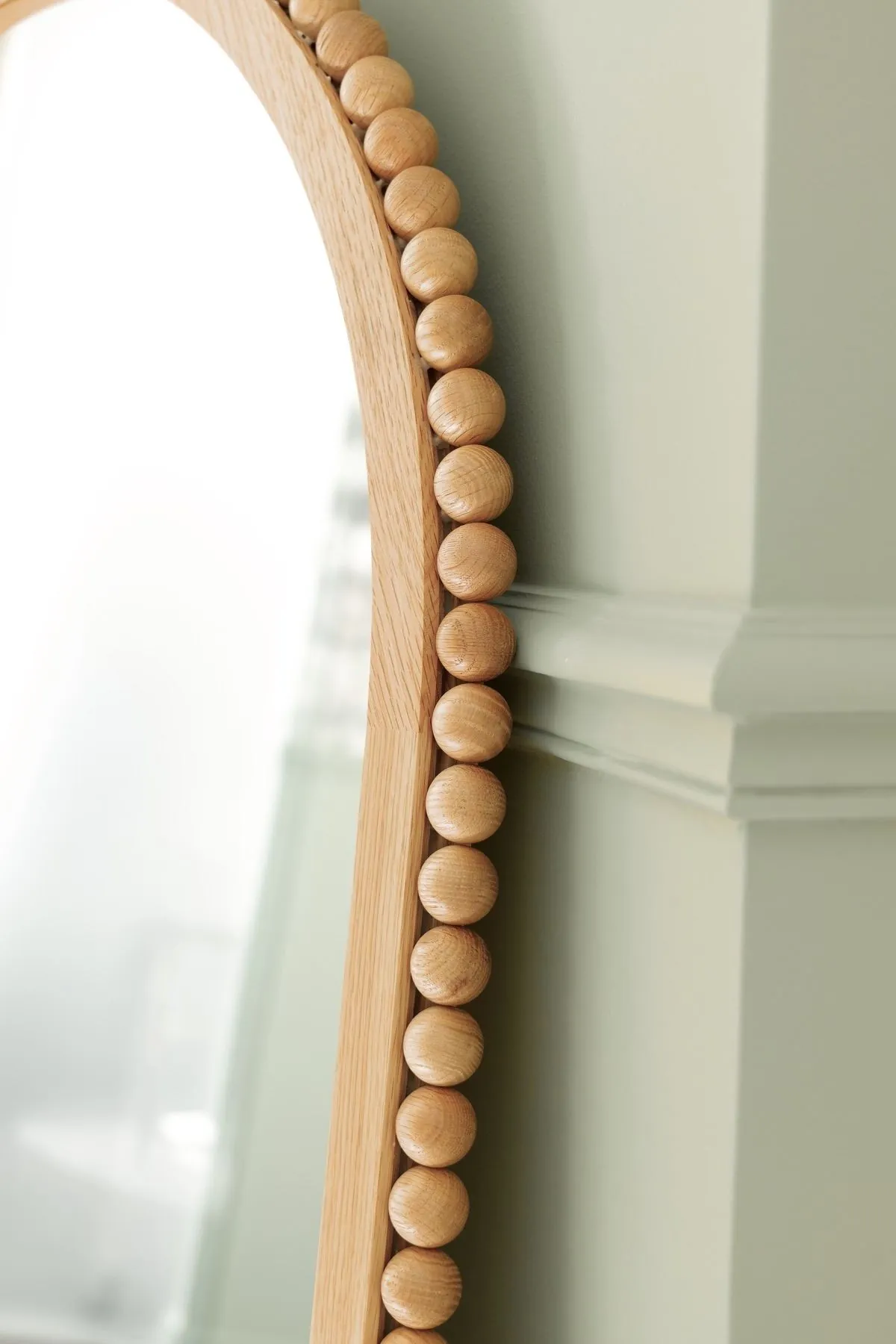 Carnot — détail du cadre en bois clair d'un miroir arrondi, Atelier Nola