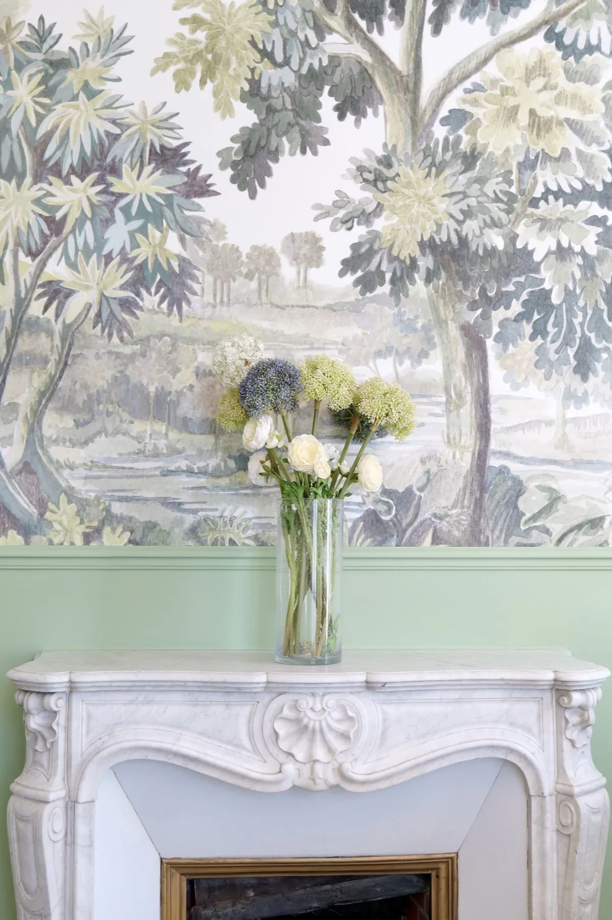 Carnot — cheminée en marbre blanc sous papier peint paysage végétal, Atelier Nola