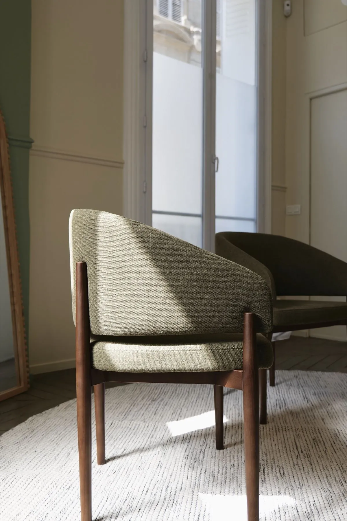 Carnot — fauteuil vert à contre-jour près d'une fenêtre, Atelier Nola