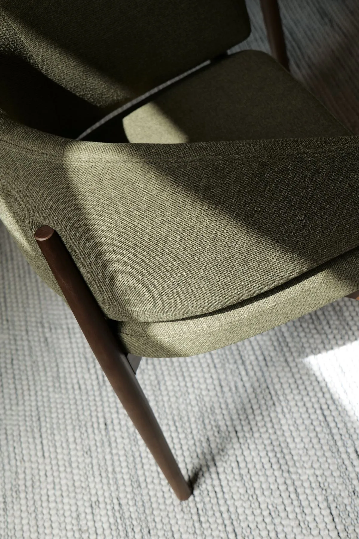Carnot — détail du piètement bois d'une chaise à assise verte, Atelier Nola