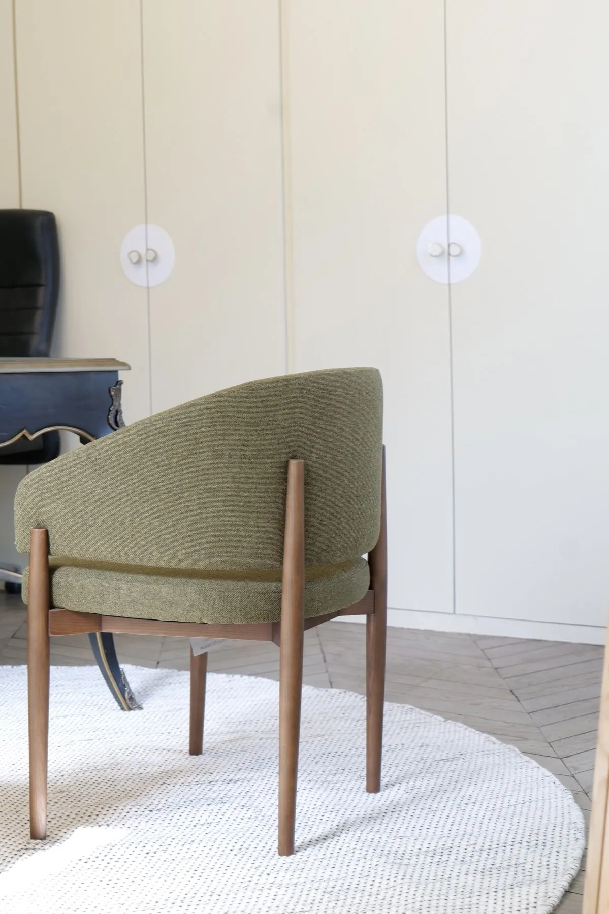 Chaise verte et rangements sur mesure — Atelier Nola
