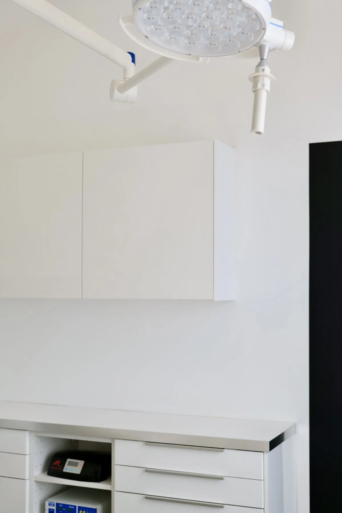 Carnot — salle de soin avec plan de travail blanc et éclairage médical, Atelier Nola