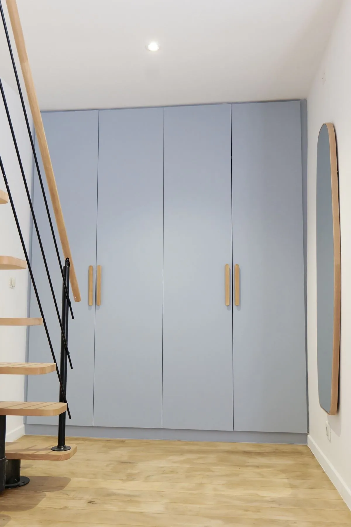 Charonne — escalier du duplex avec placards bleu gris sur mesure, Atelier Nola