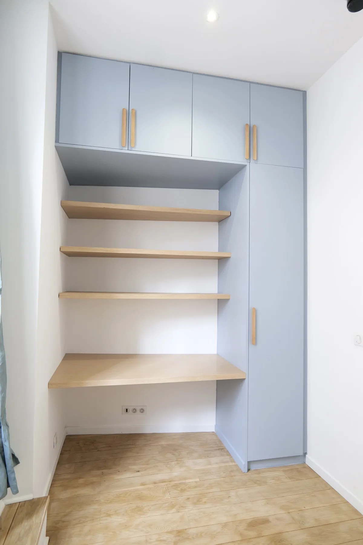 Charonne — placard sur mesure avec étagères en bois et bureau intégré, Atelier Nola