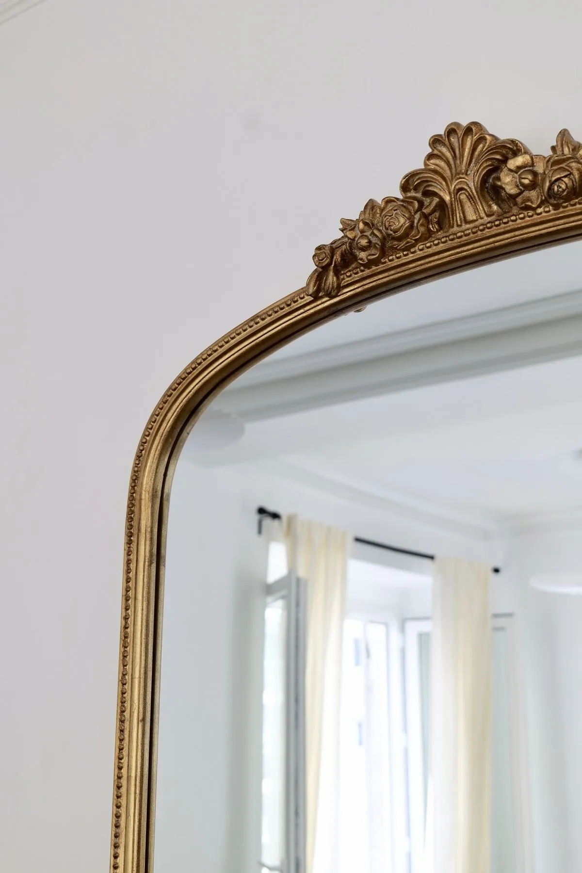 Charonne — détail d'un miroir ancien au cadre doré, Atelier Nola