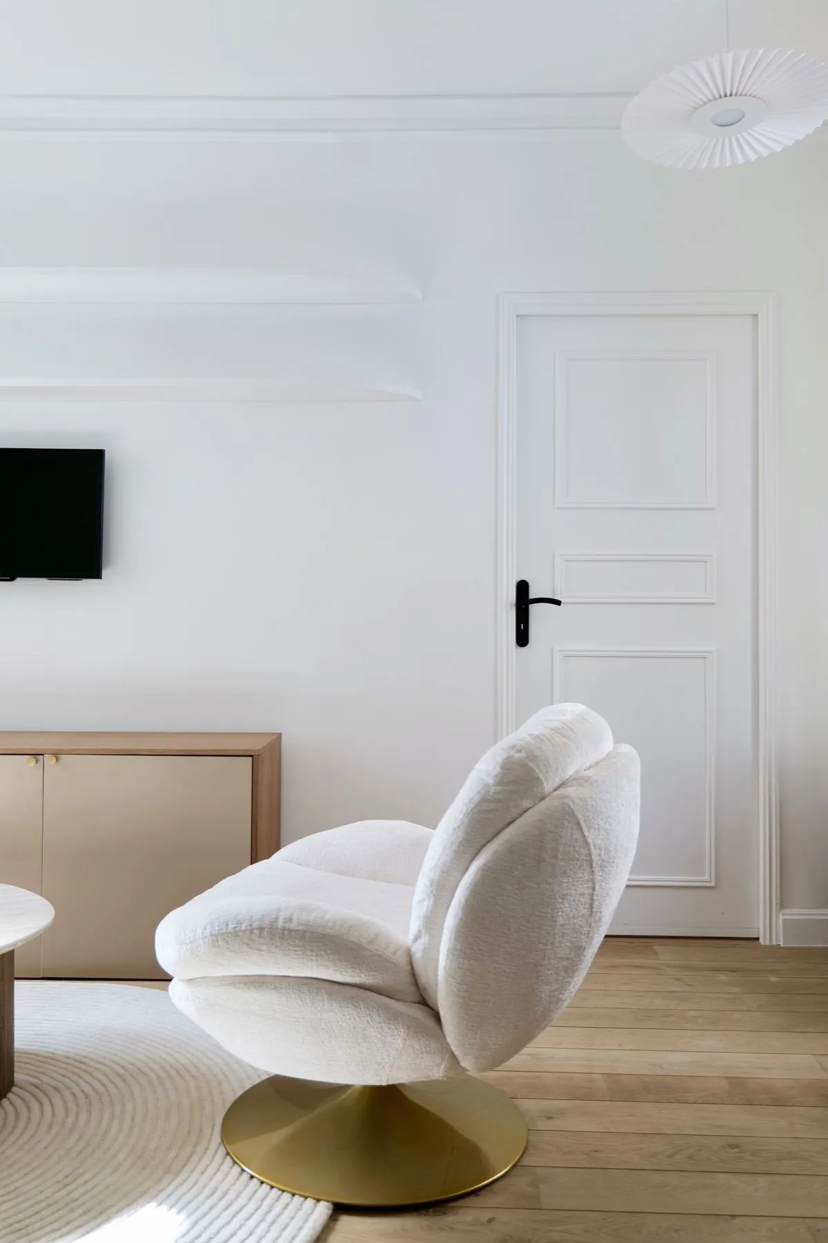 Charonne — salon avec fauteuil en bouclette blanche et moulures d'origine, Atelier Nola