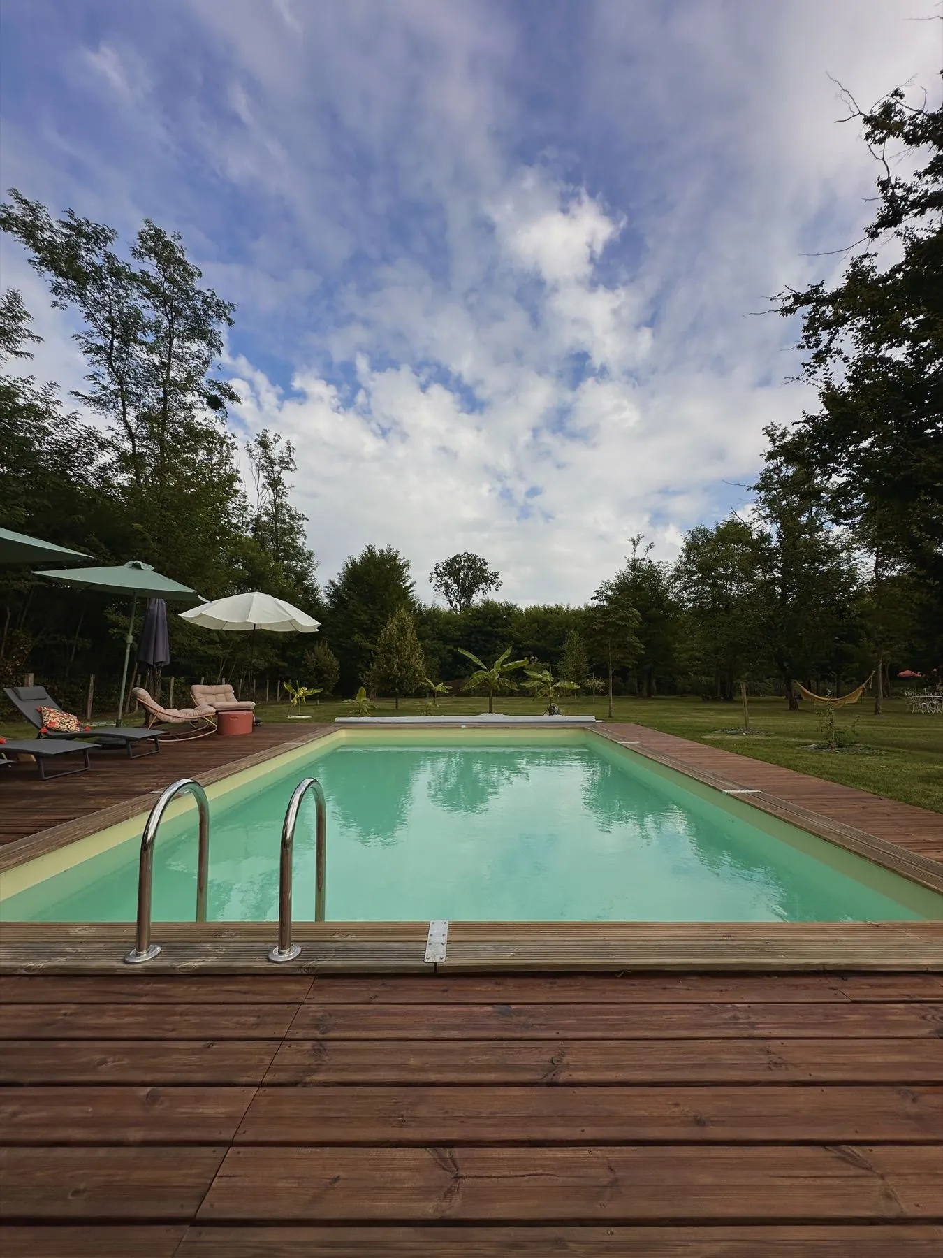 Milasson — piscine avec échelle métallique et terrasse en bois, Atelier Nola