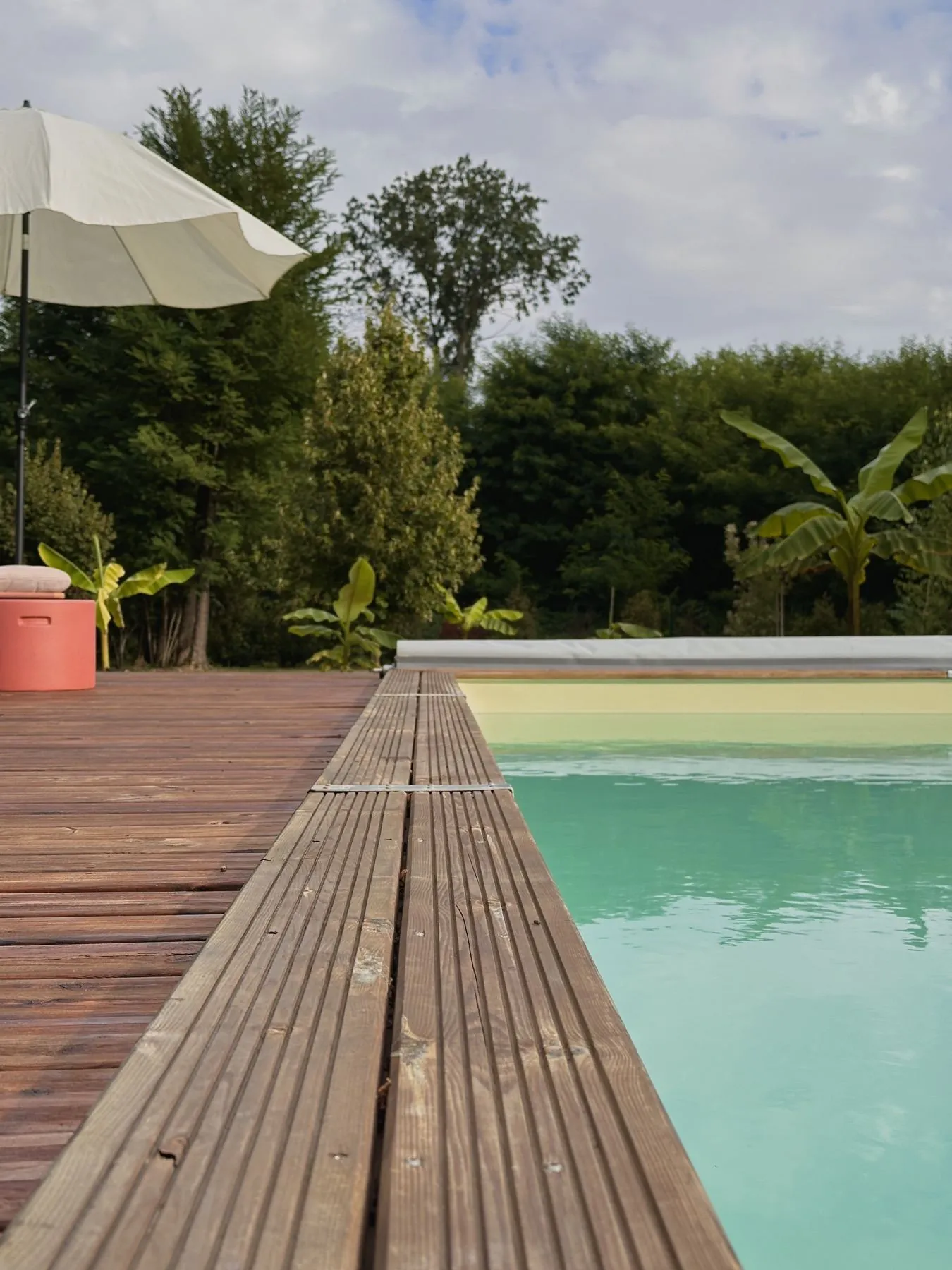Milasson — détail de la terrasse en bois le long de la piscine, Atelier Nola
