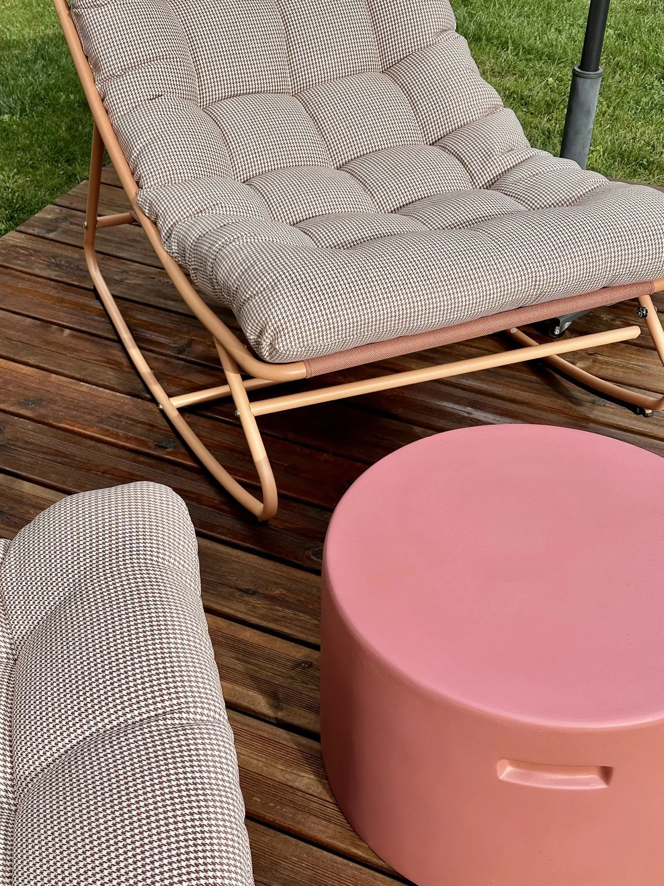 Milasson — chaise longue en bois et pouf rose sur la terrasse, Atelier Nola