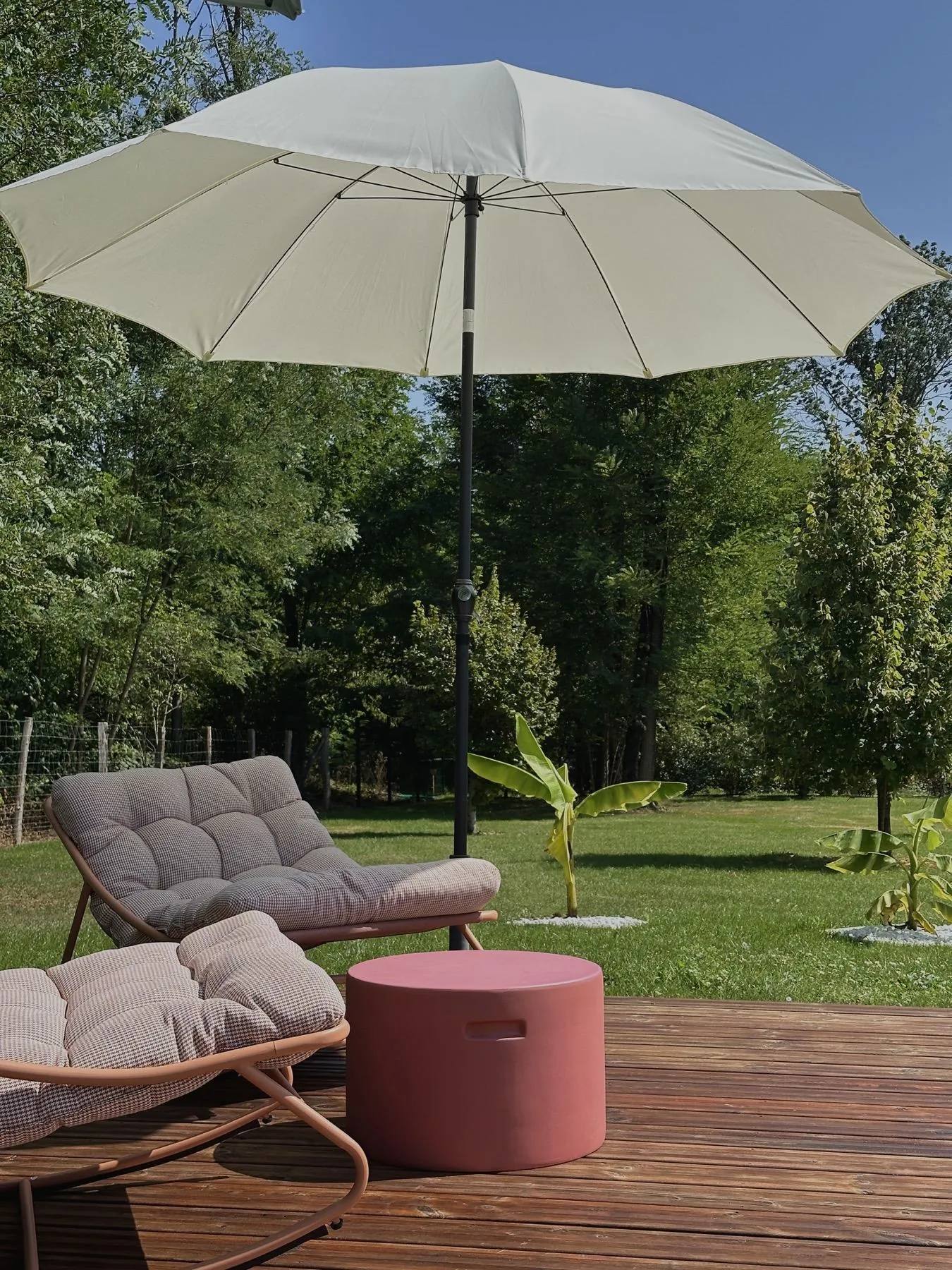 Milasson — parasol et transats sur la terrasse, jardin arboré, Atelier Nola