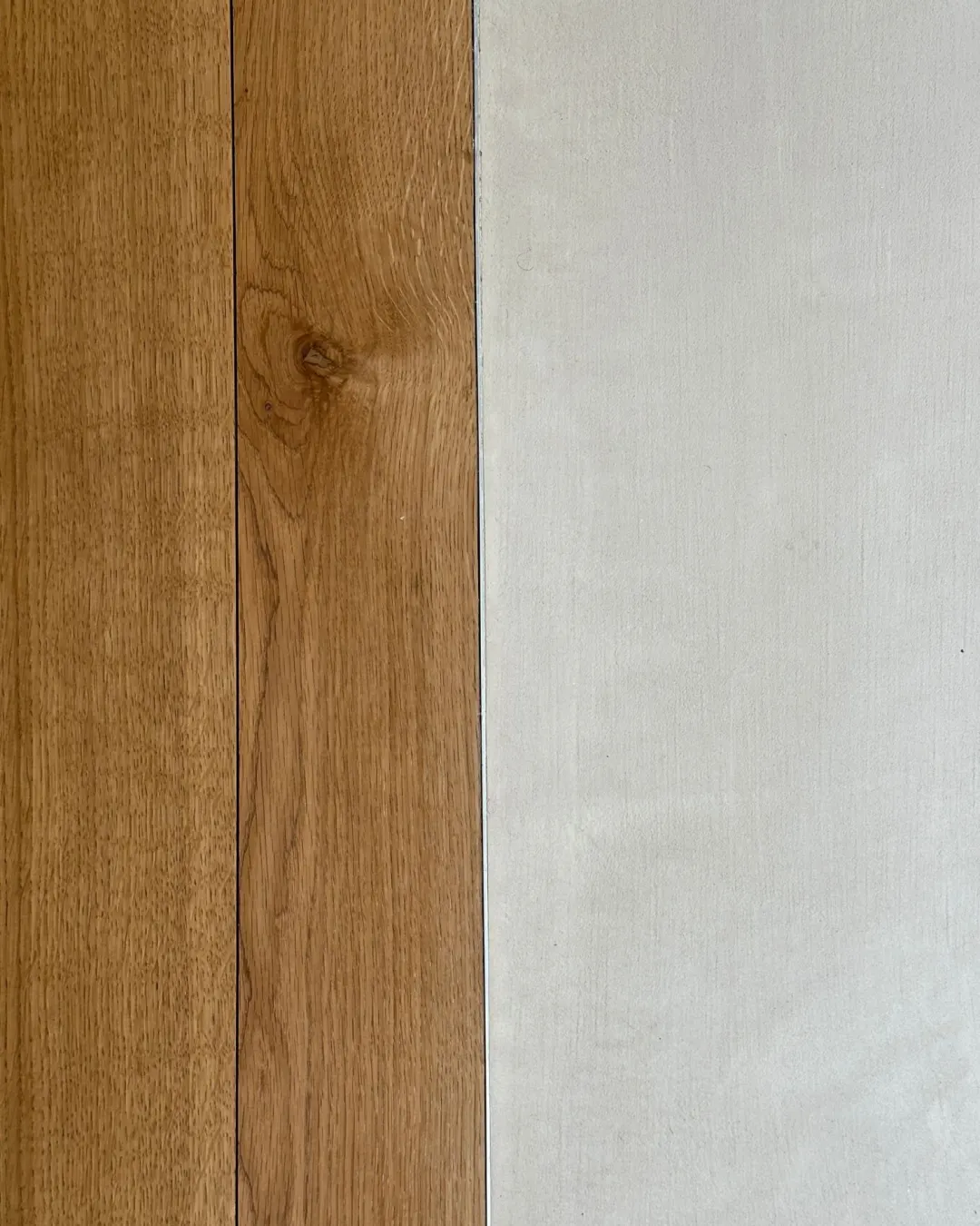 Jonction à fleur entre un parquet en chêne et un sol en béton ciré gris, projet Sèves, Atelier Nola