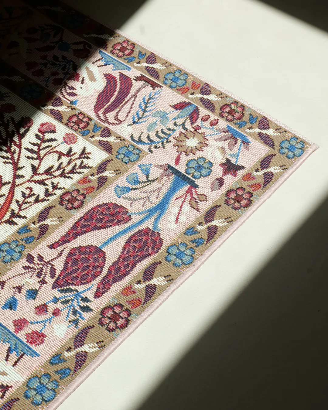 Tapis à motifs floraux posé sur un sol clair pour délimiter le coin repas, projet Sèves, Atelier Nola