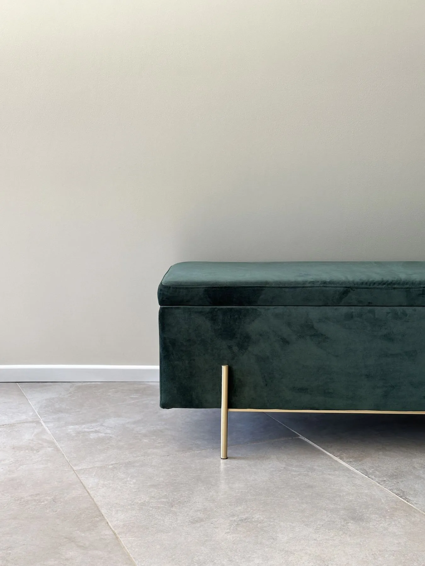 Sèves 1 — banc coffre en velours vert émeraude sur sol en pierre, Atelier Nola