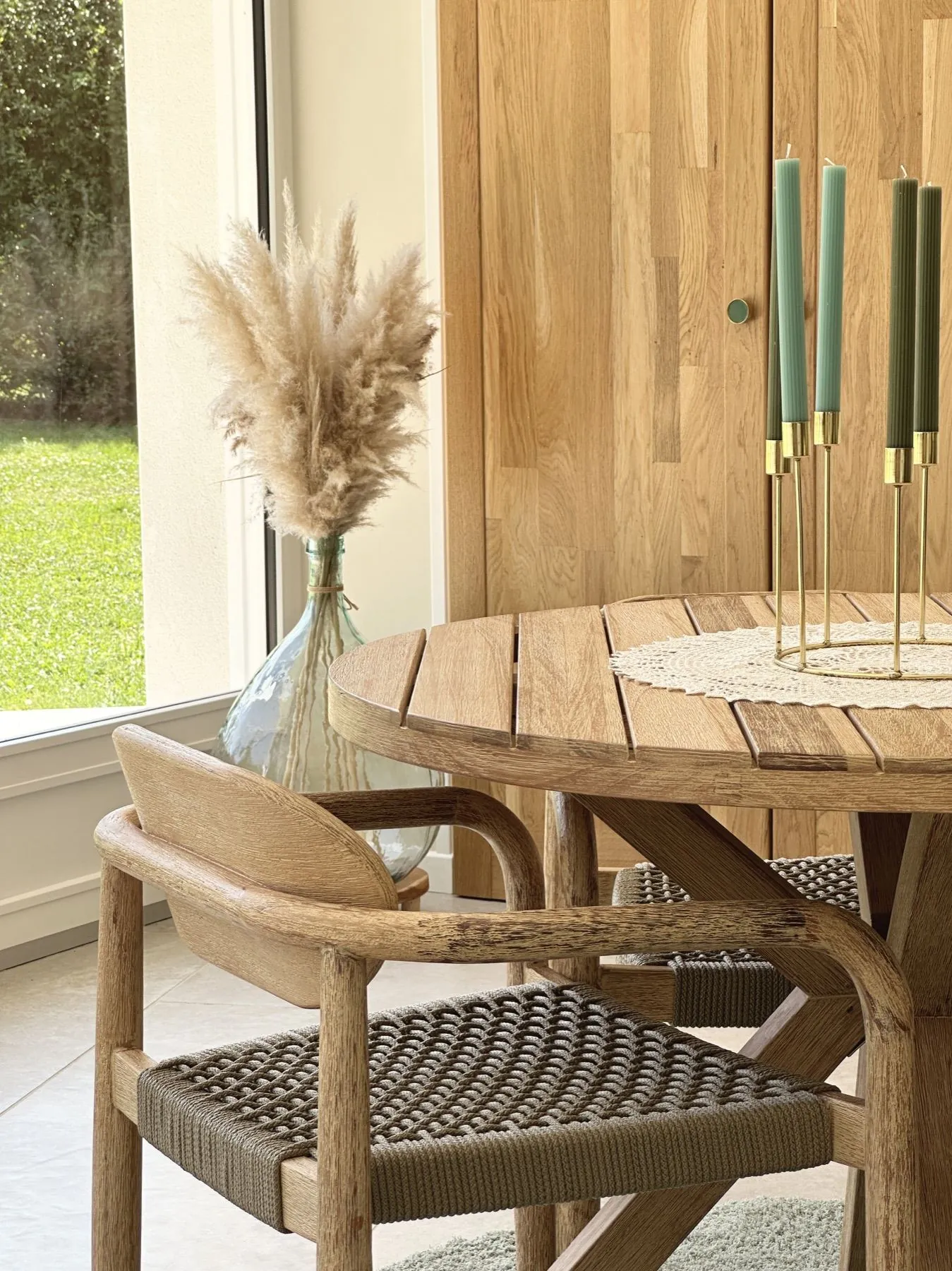 Sèves 1 — table ronde près de la baie vitrée avec vue sur le jardin, Atelier Nola
