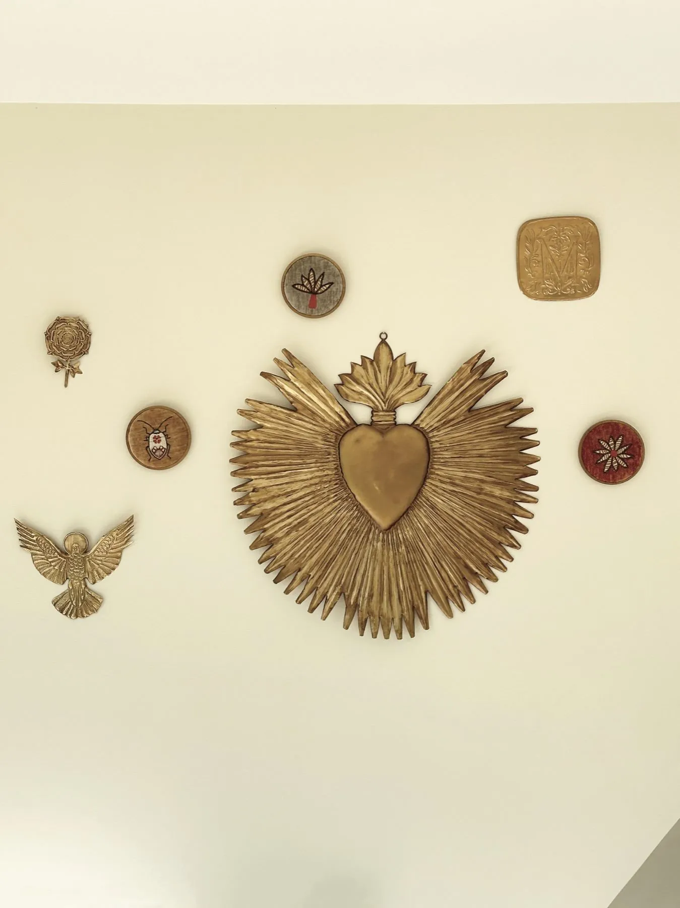 Sèves 1 — mur orné de décorations dorées façon ex-voto, Atelier Nola