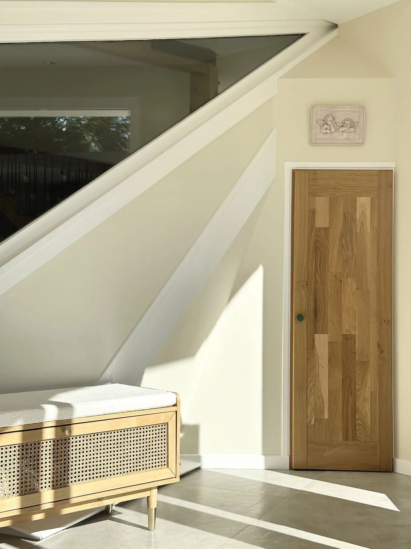 Sèves 1 — escalier et porte en chêne, banc en cannage, Atelier Nola