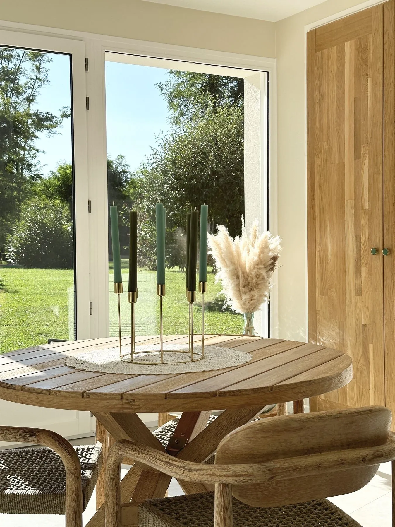 Sèves 1 — table ronde face à la baie vitrée ouverte sur le jardin, Atelier Nola