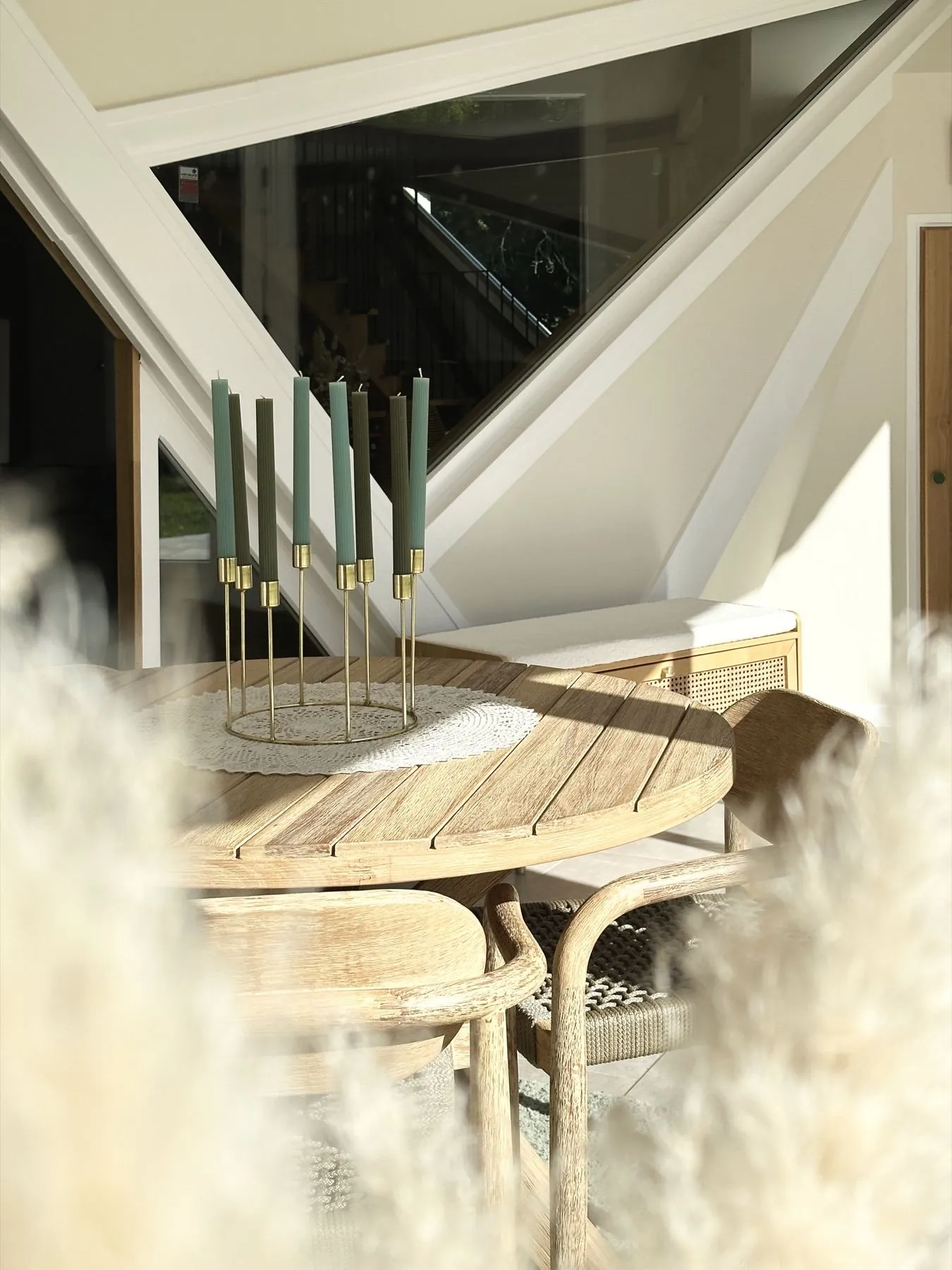 Sèves 1 — table ronde à contre-jour avec pampas au premier plan, Atelier Nola