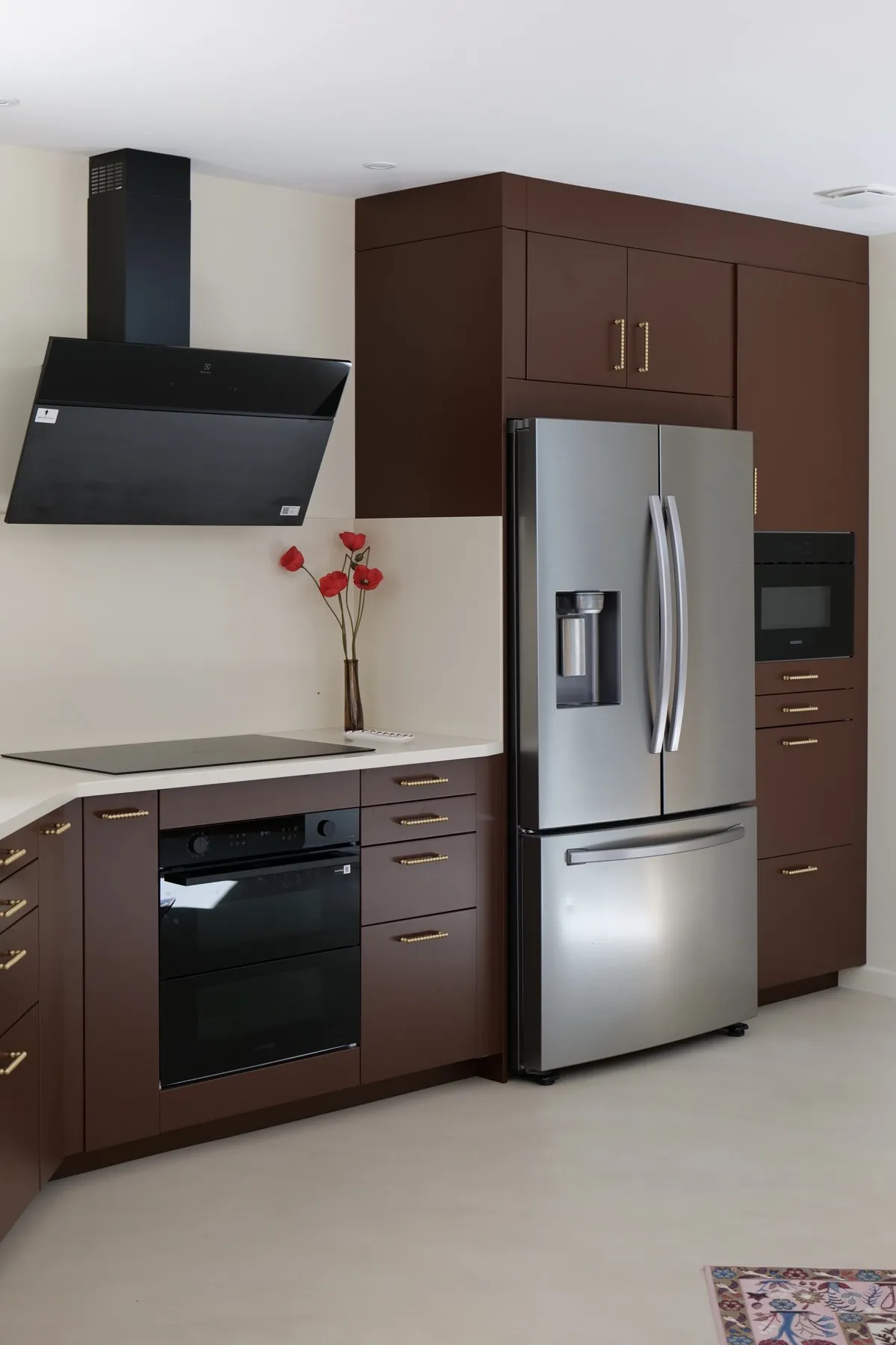 Sèves 2 — cuisine ouverte avec hotte noire, four et réfrigérateur inox, Atelier Nola
