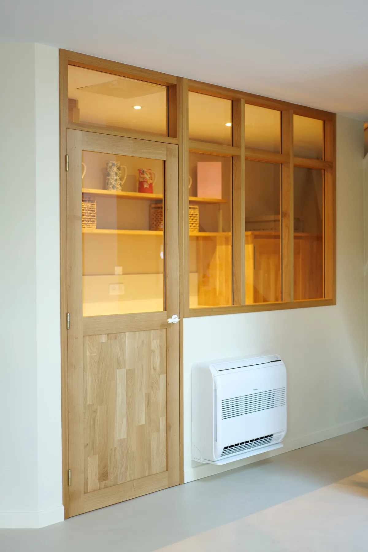 Sèves 2 — vitrine en chêne à petits carreaux et climatisation intégrée, Atelier Nola